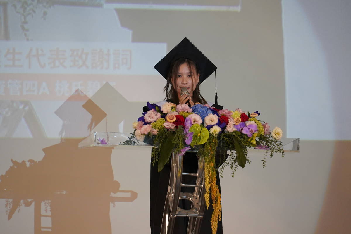 醒吾科大資管系桃氏碧江代表國際生致詞，衷心感謝老師及同學們四年來的陪伴 (醒吾提供)