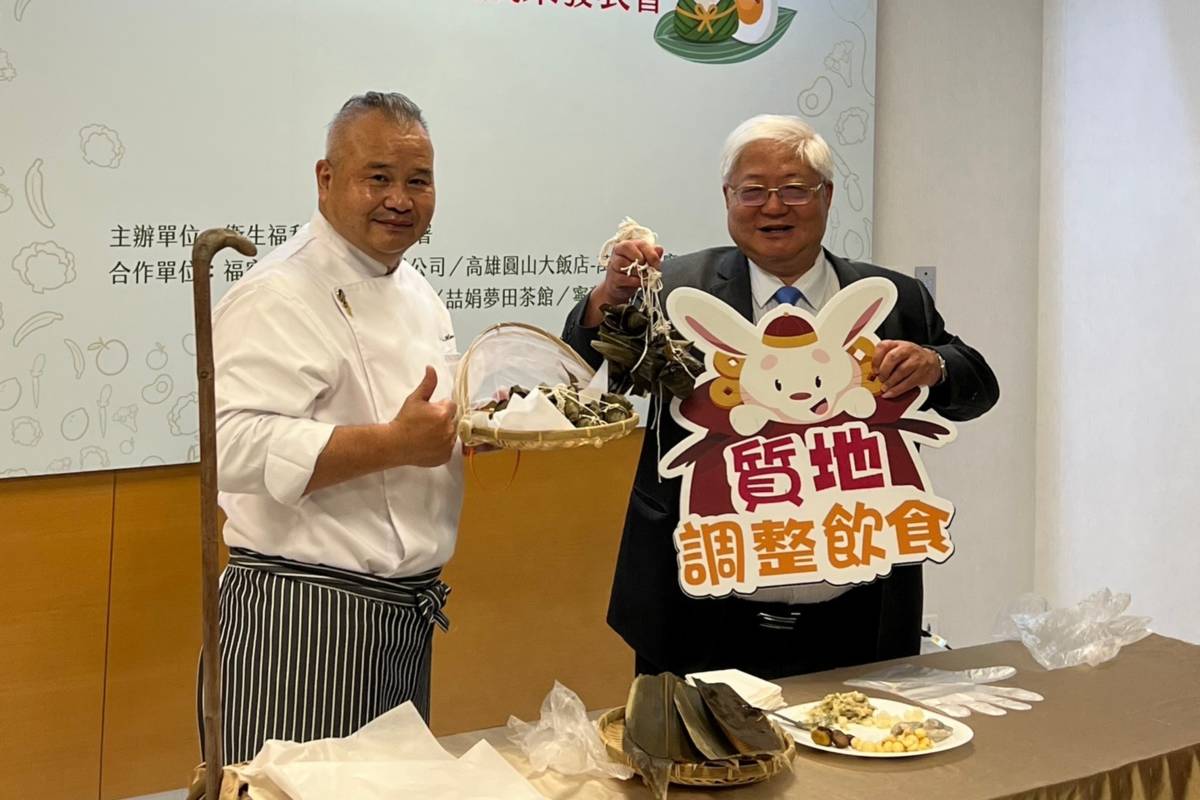 國健署吳昭軍署長(右)與飯店主廚合影 (國健署提供)