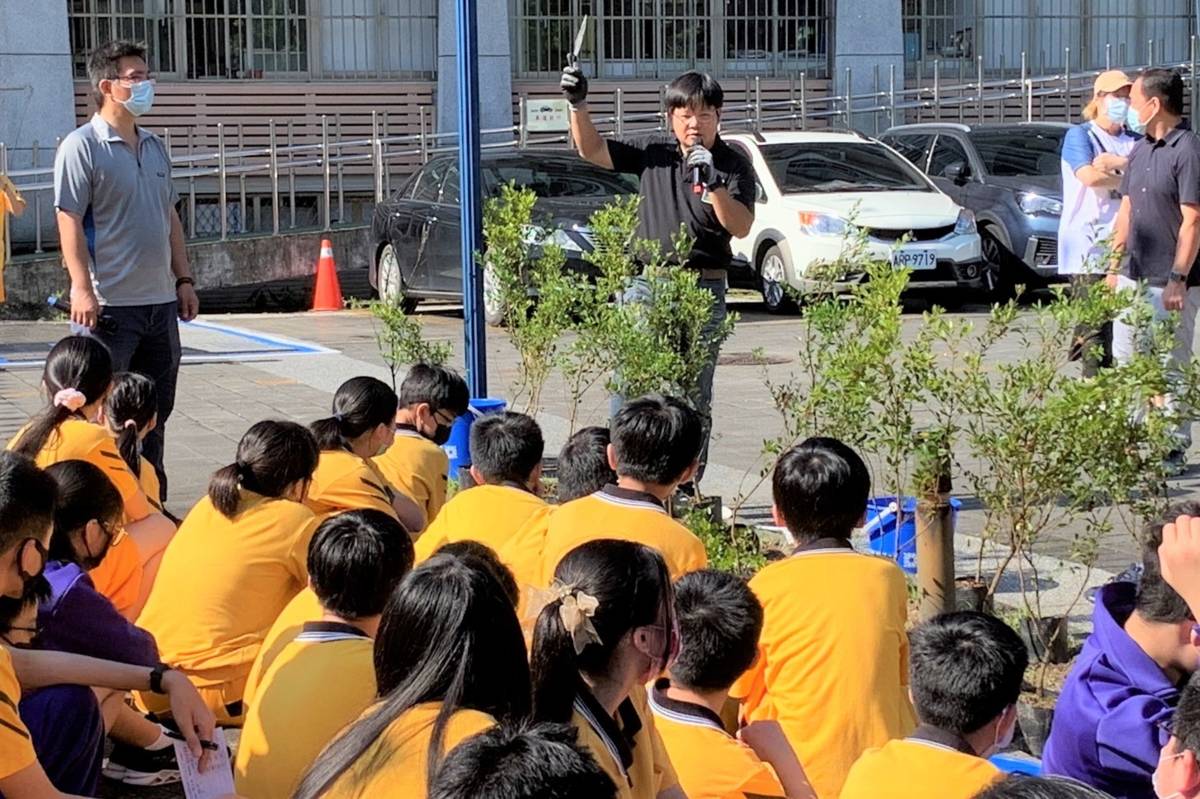 羅國卿老師示範正確地種樹