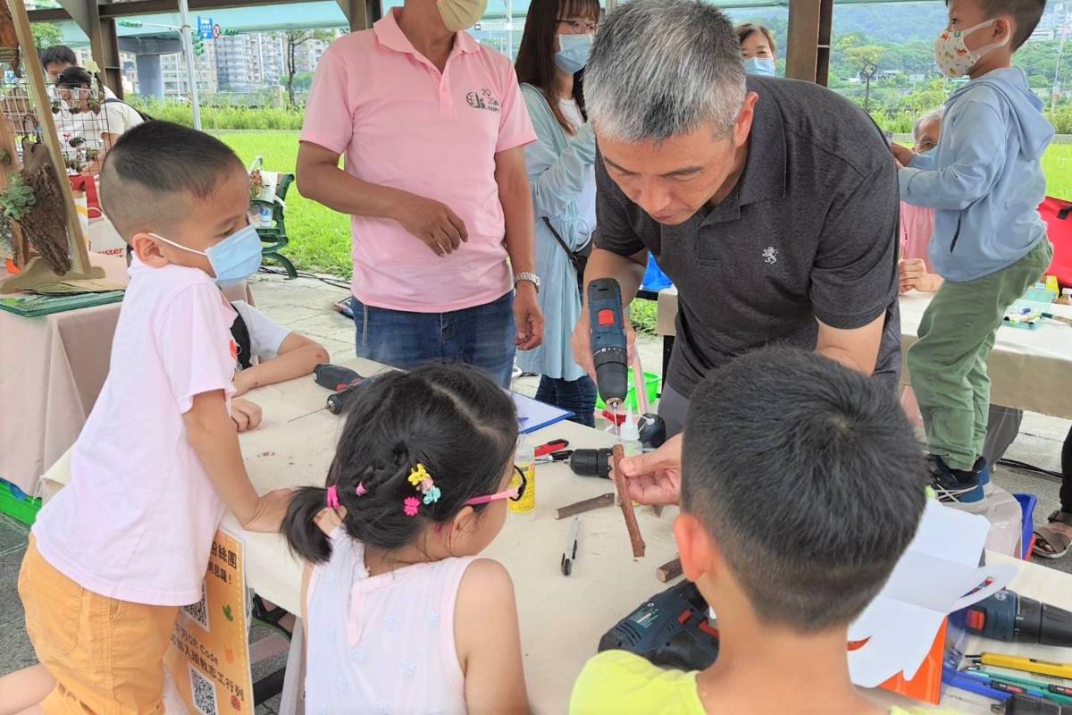 臺北市學校環境教育中心教師指導小朋友製作樹枝鉛筆