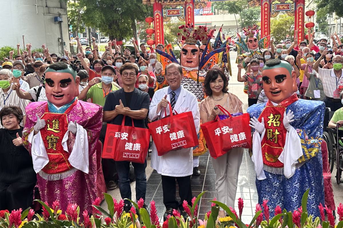 發紅包團體照