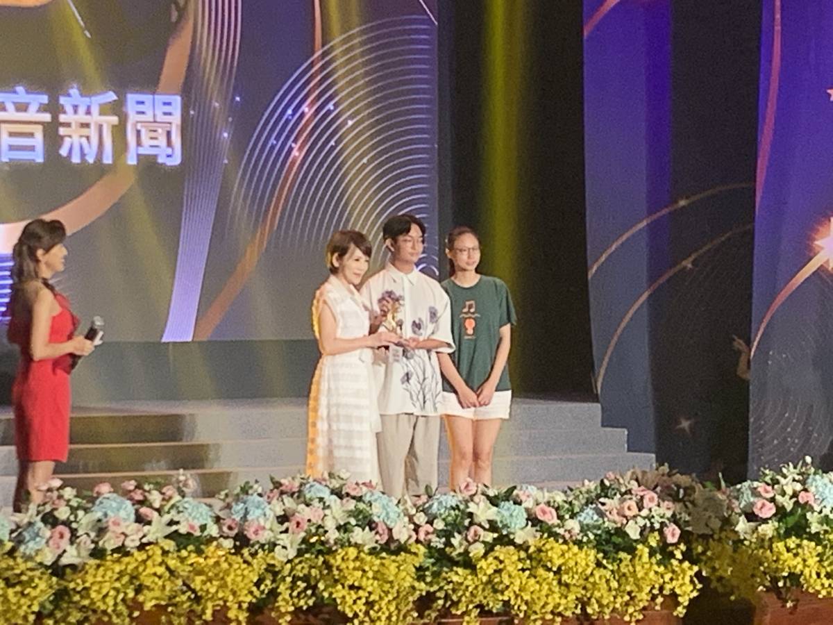 華視新聞主播、製作人陳雅琳頒獎給獲獎同學
