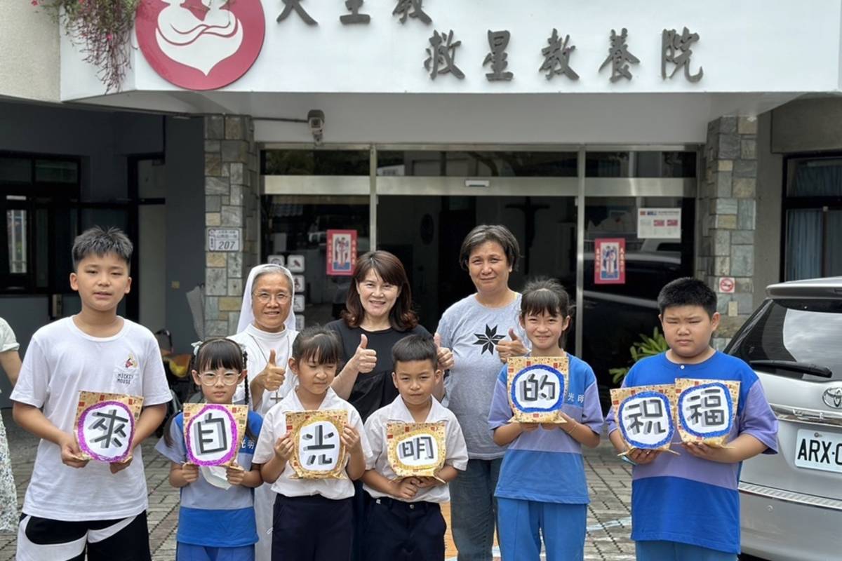臺東縣光明國小將兒童節二手市集義賣所得捐助救星教養院。