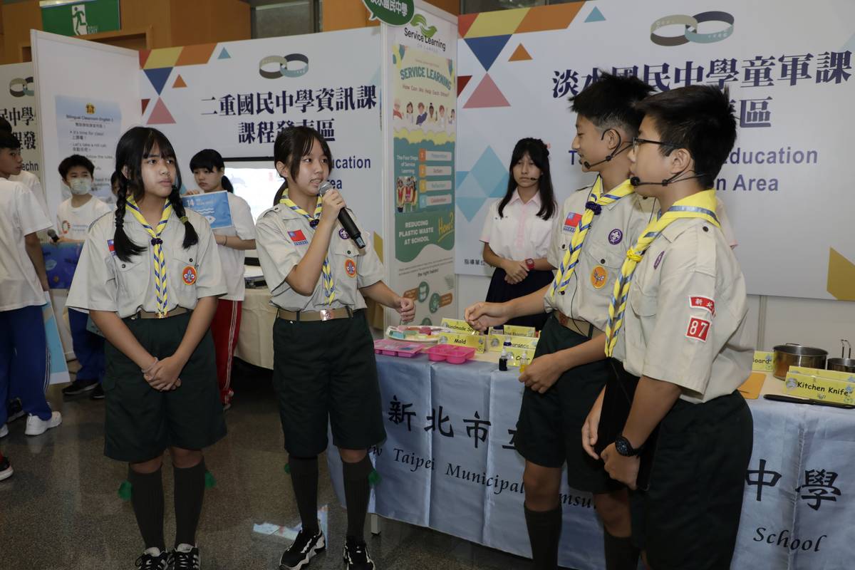 淡水國中學生展演童軍雙語課程成果