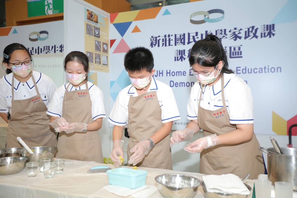 新莊國中學生展演家政雙語課程成果