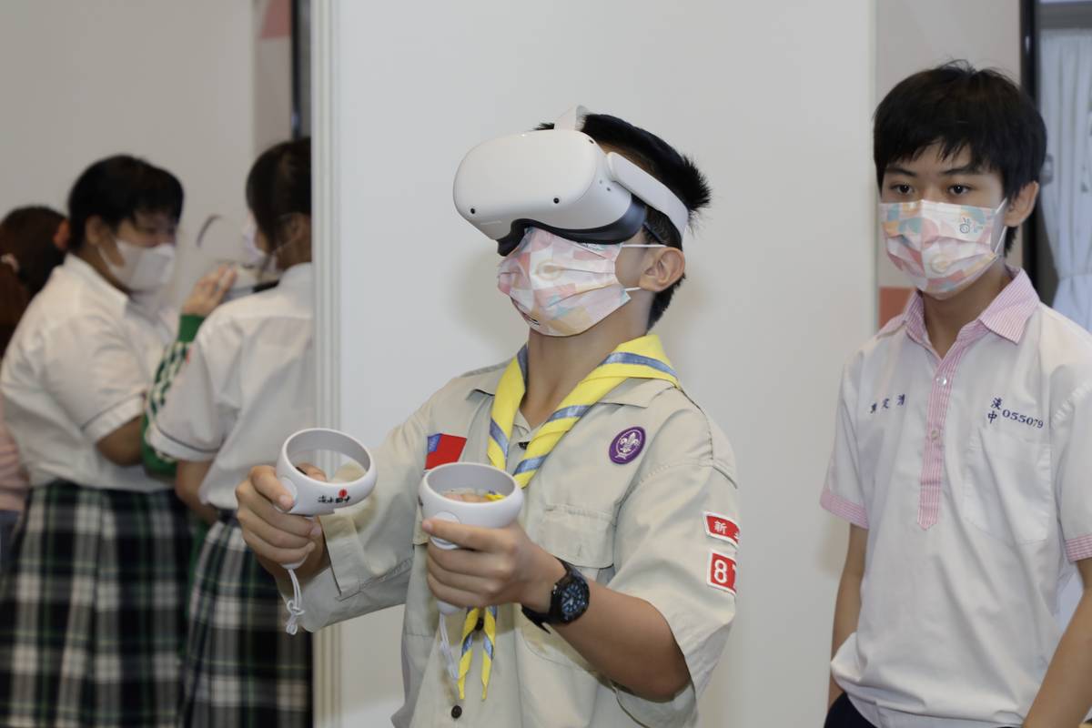 學生體驗VR雙語課程