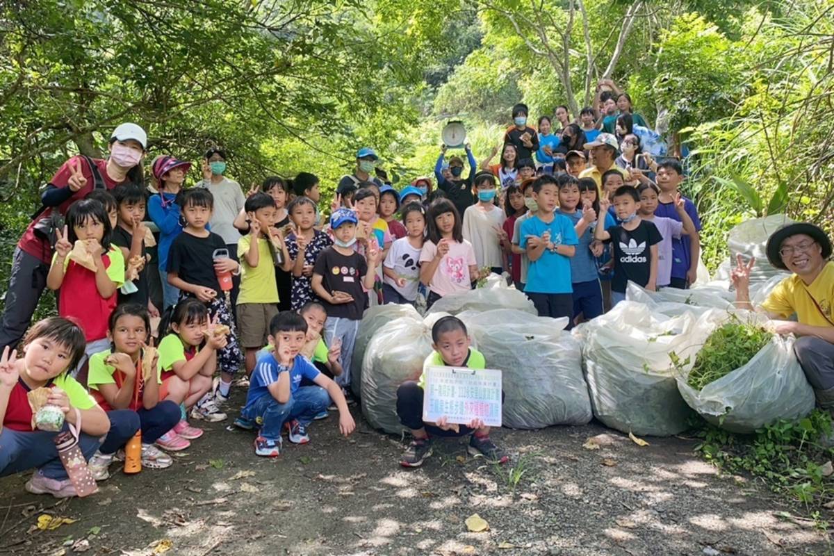 臺東縣鹿野鄉永安社區總動員，辧理「小花蔓澤蘭防除」活動，總共剷除約241公斤的小花蔓澤蘭。

 