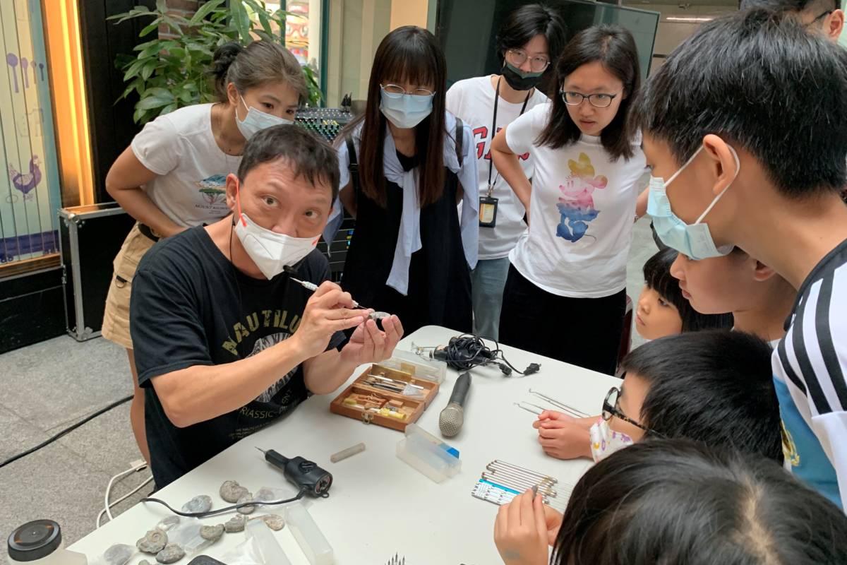 楊慶鴻老師示範化石清修