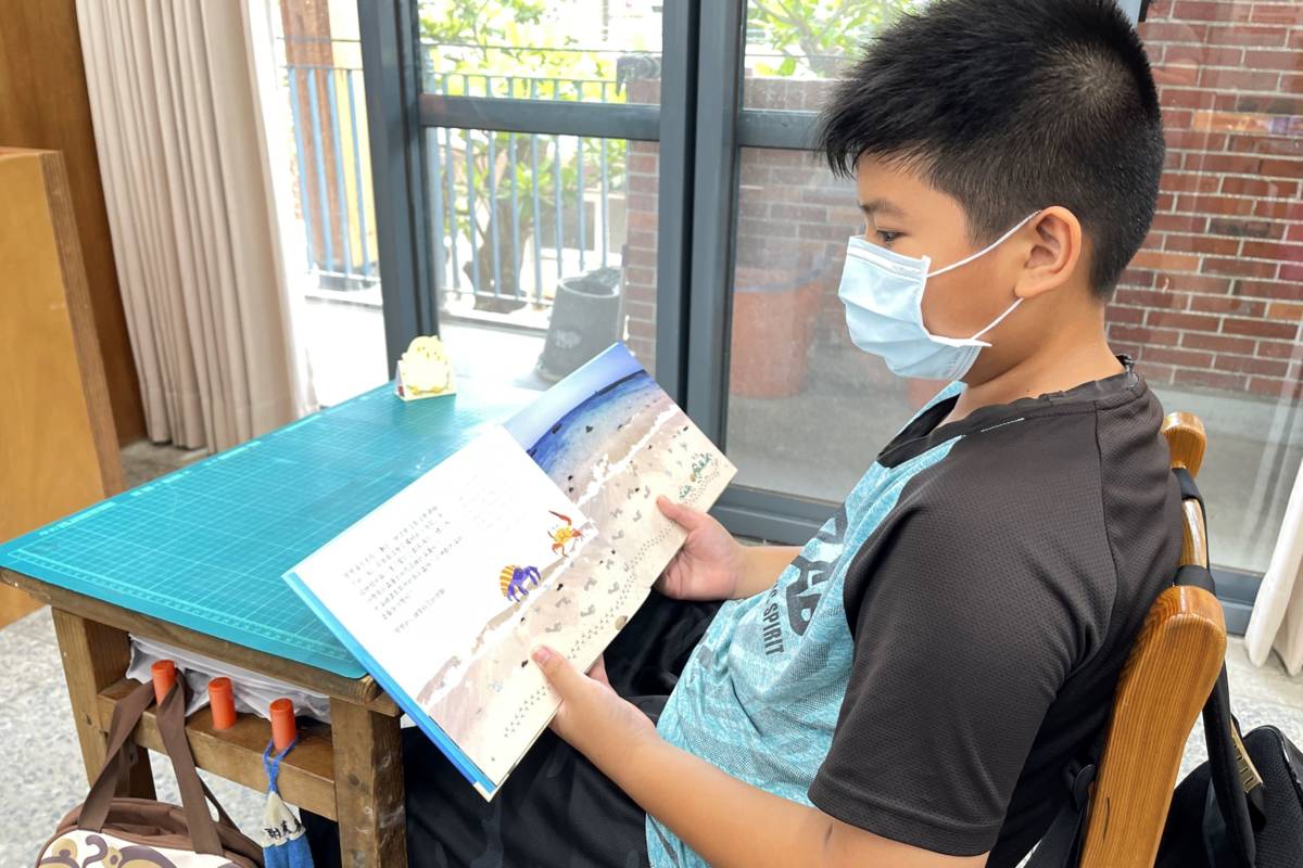 《大海裡的小巨人：有孔蟲》是由臺南市光榮實驗小學師生共同創作