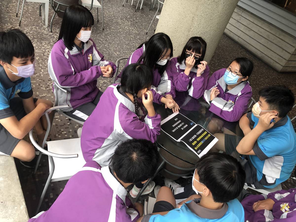 土城國中學生準備文稿和訪綱