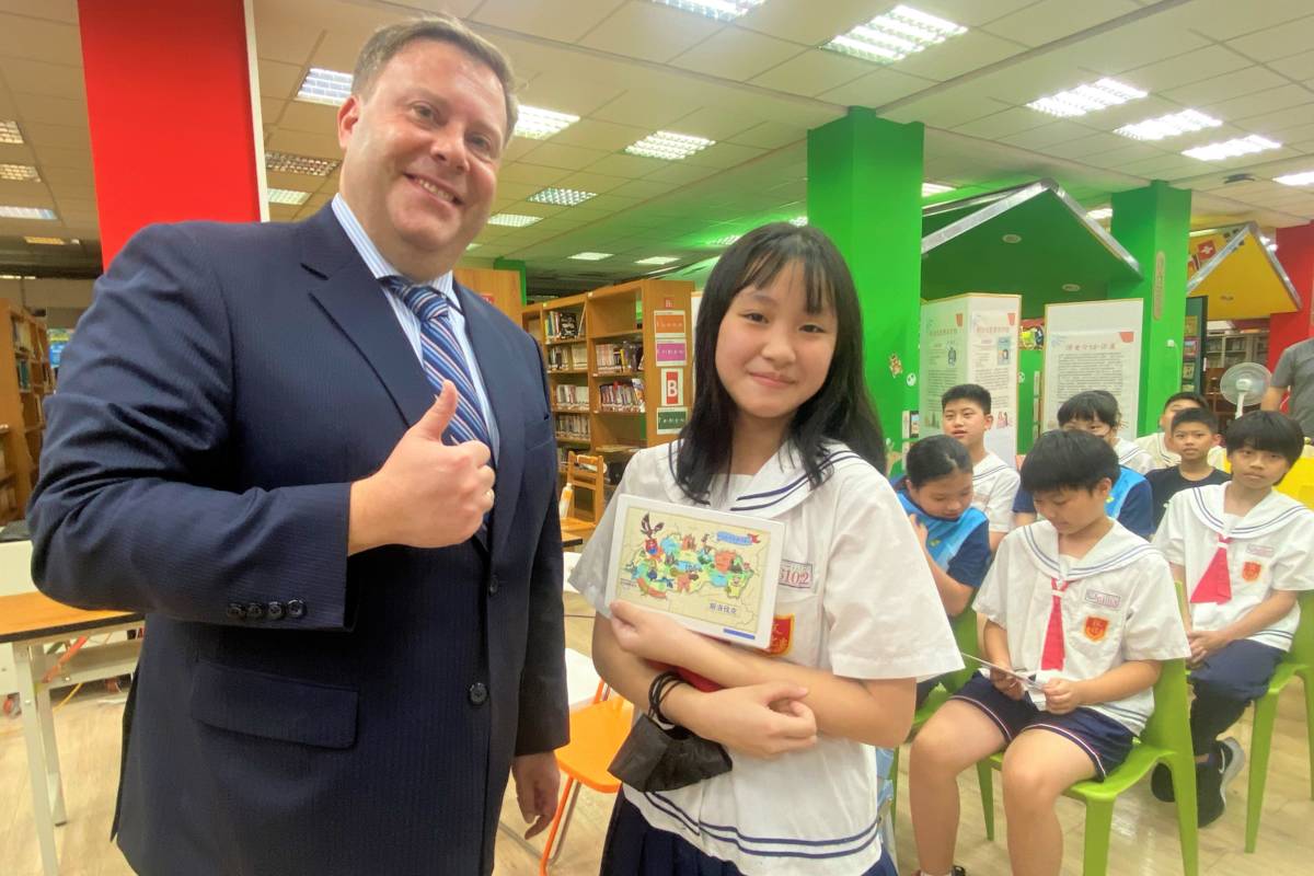 為增進學生對異國文化的認識，敦化國小策畫「中東歐暨斯洛伐克文化書展」