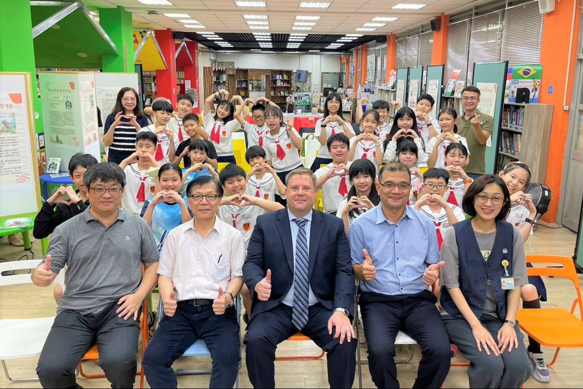 敦化國小「中東歐暨斯洛伐克文化書展」開幕式