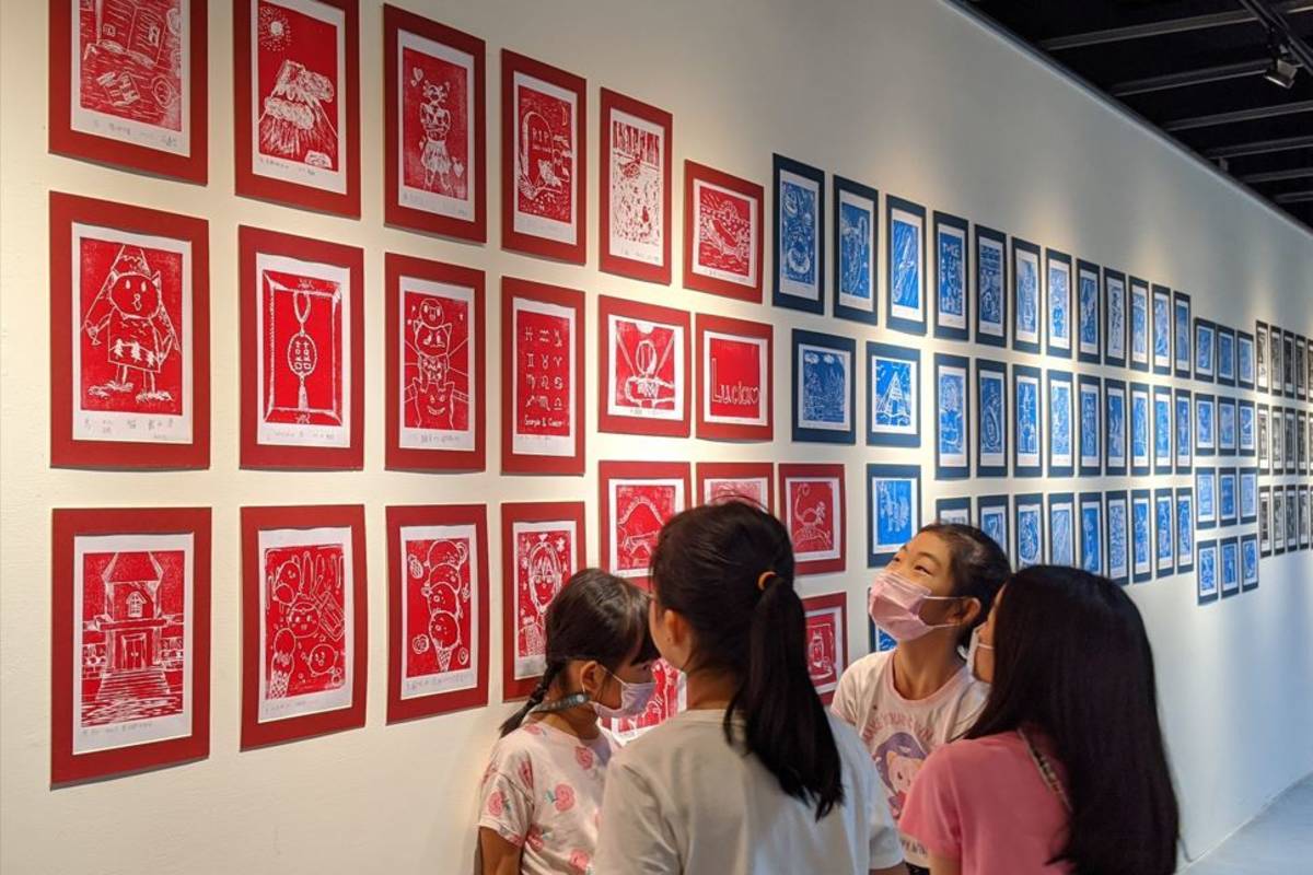 東門國小畢業美展展出學生運用多元媒材所創作的創意作品