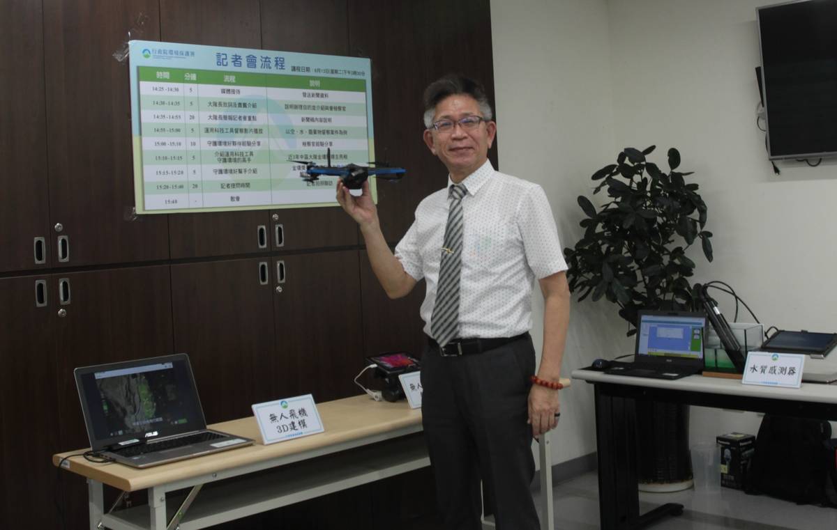 環保署中區環境督察大隊葉迺群大隊長介紹科技工具的執法運用 (環保署提供)