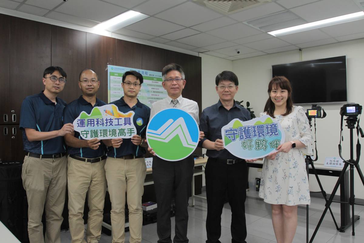 王銘仁主任檢察官(右2)、周佩瑩檢察官(右1)、環保署中區環境督察大隊葉迺群大隊長(右3)及金環獎得主大合照 (環保署提供)
