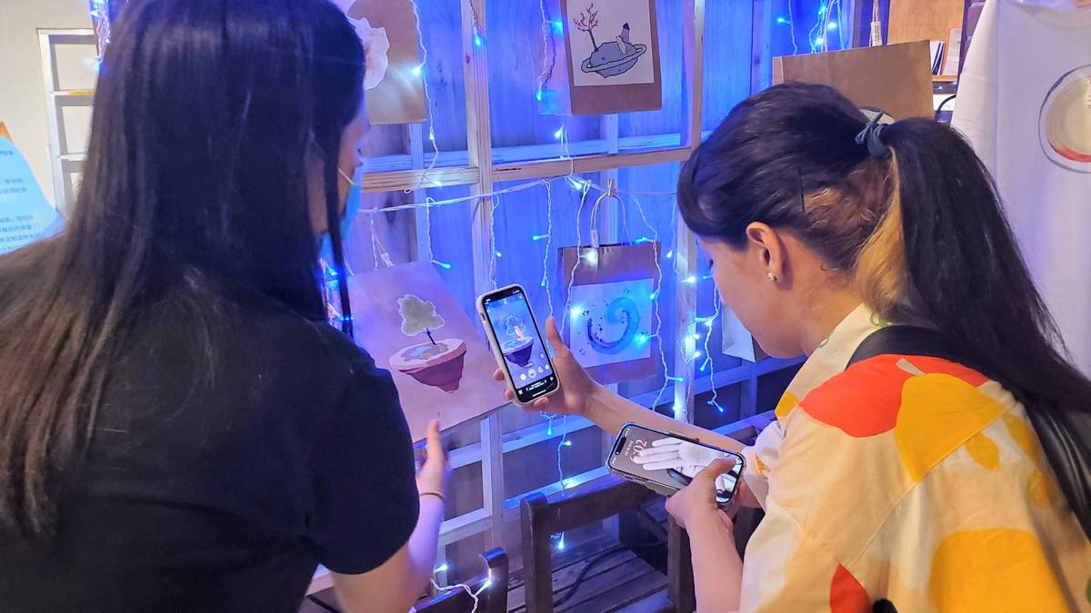 數位實中學生結合AR擴增實境做出的星球旅程作品

