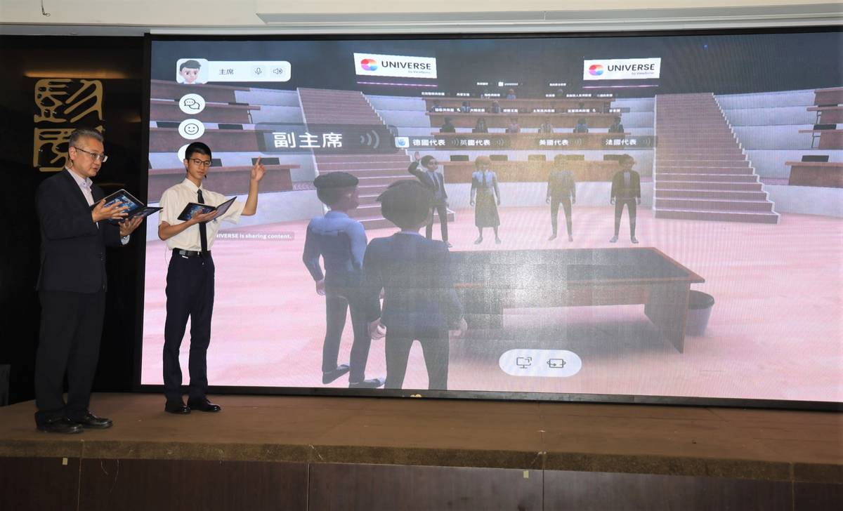 新北市教育局副局長劉明超在青山國中小學生楊家賢引導下，進入元宇宙虛擬會議室，擔任模聯會議主席，並進入宇宙大教室 (第三委員會)進行體驗及互動。