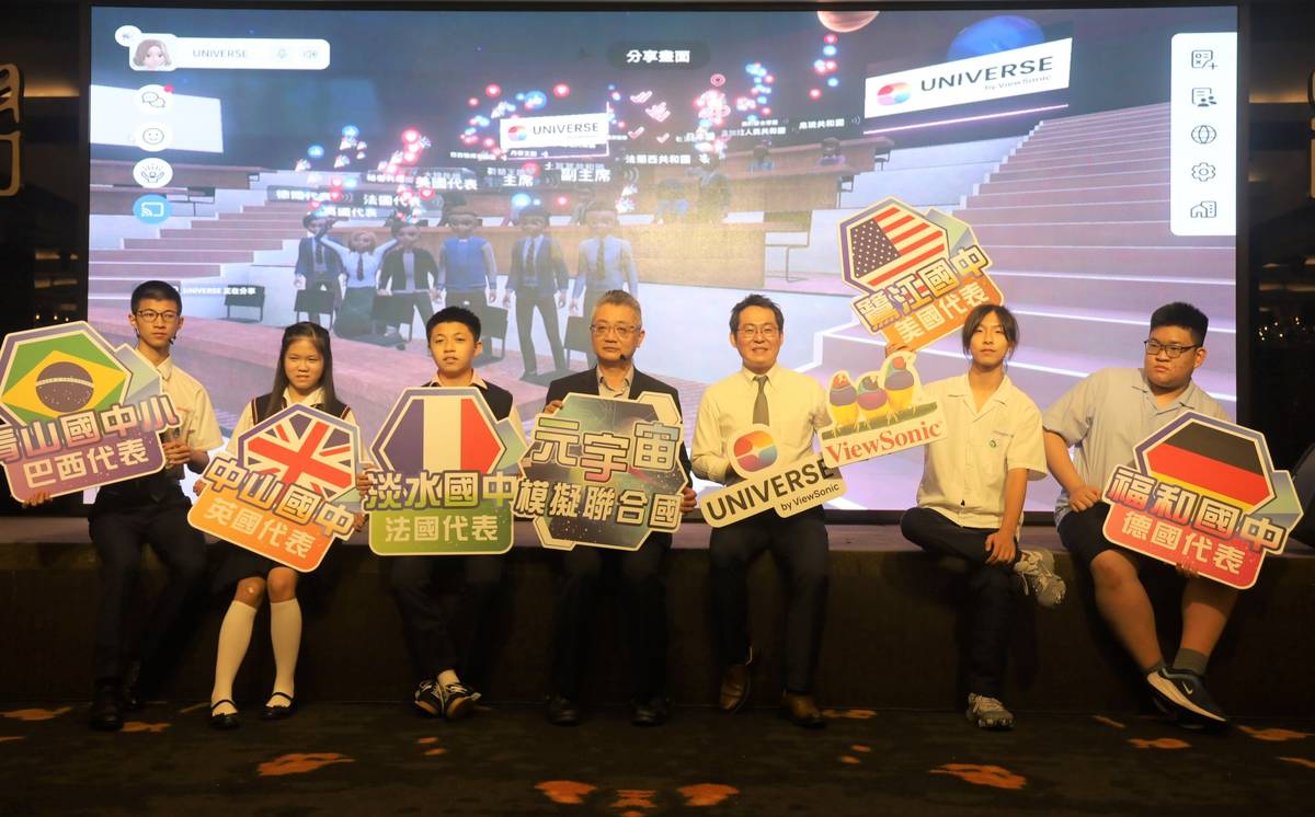 新北市教育局副局長劉明超(中)、ViewSonic College優派學院院長連育仁(右3)與模聯學生、元宇宙會議室中的學生一起合影。
