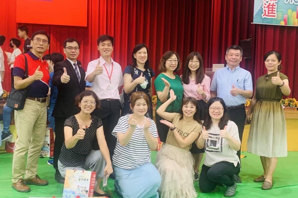 北市教育局特殊教育科官月蘭科長(左後四)、古亭國中林泰安校長(左後三)和各方貴賓出席開幕式