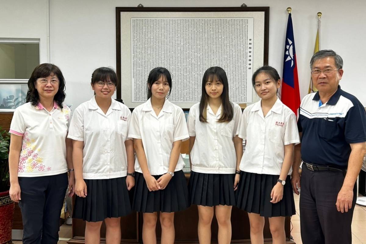 臺東女中數理實驗班4人上榜醫科，導師蘇靜芬(左起)、學生林沅柔、陳爰亘、陳温愷筠、楊閔淯與校長王垠合影。