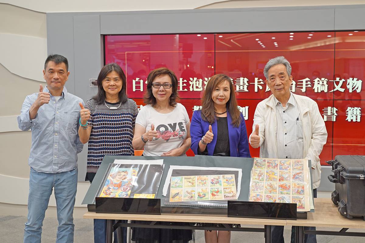 捐贈活動大合影黃光男校長(右一)馬湘萍館長(右二)侯翠杏教授(左三)金慧玲董事長(左二)