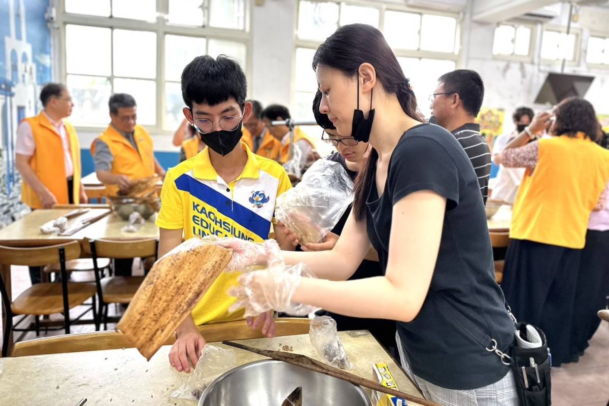 學生親手包的粽子將進行義賣，所得幫助弱勢
