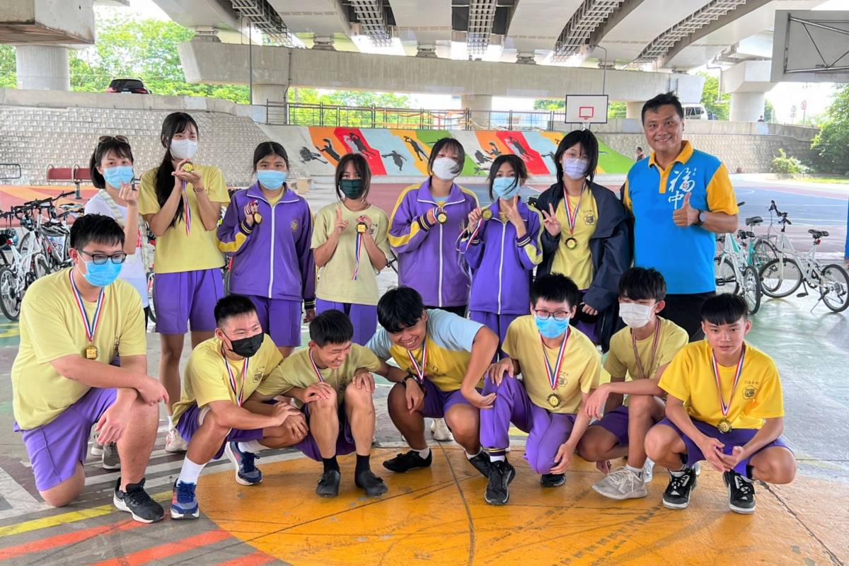 畢業生完成環騎挑戰，由校長頒發小鐵人獎章