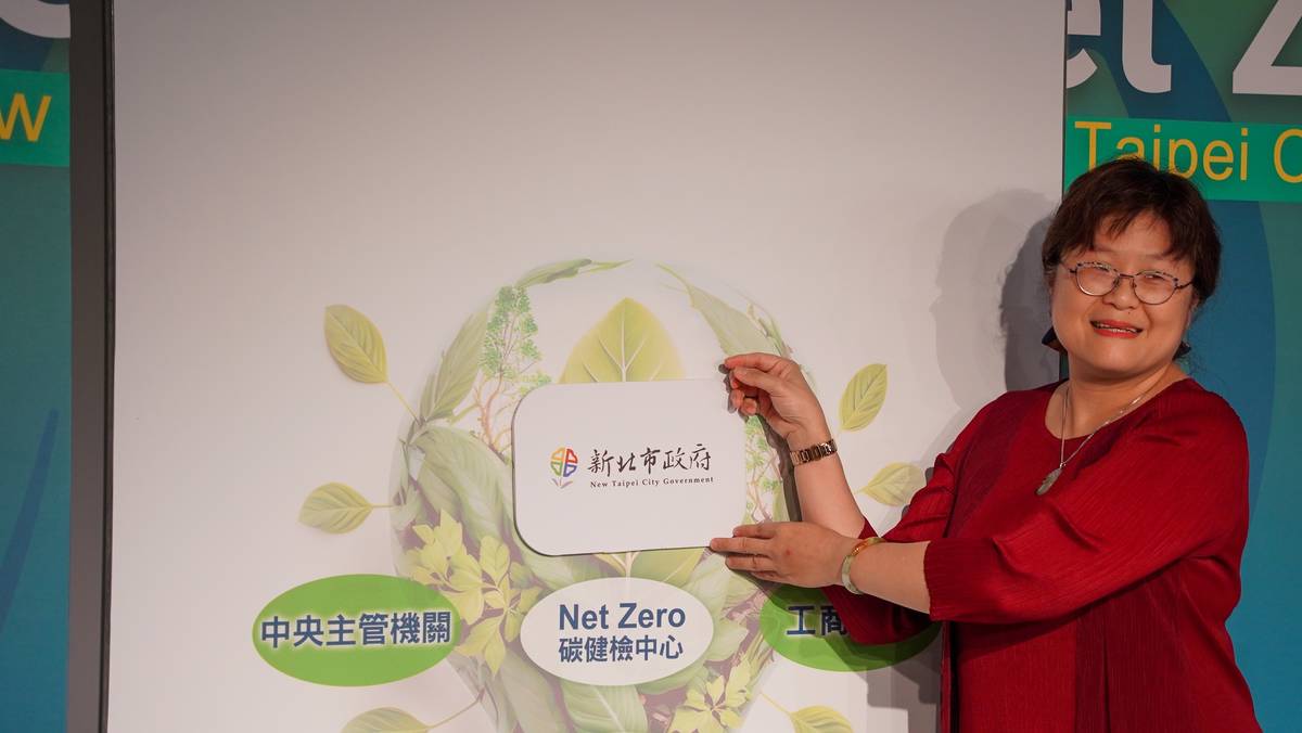 經發局長何怡明表示，碳健檢中心為減碳元年的首部曲，及時為中小企業量身規劃最佳的調適建議