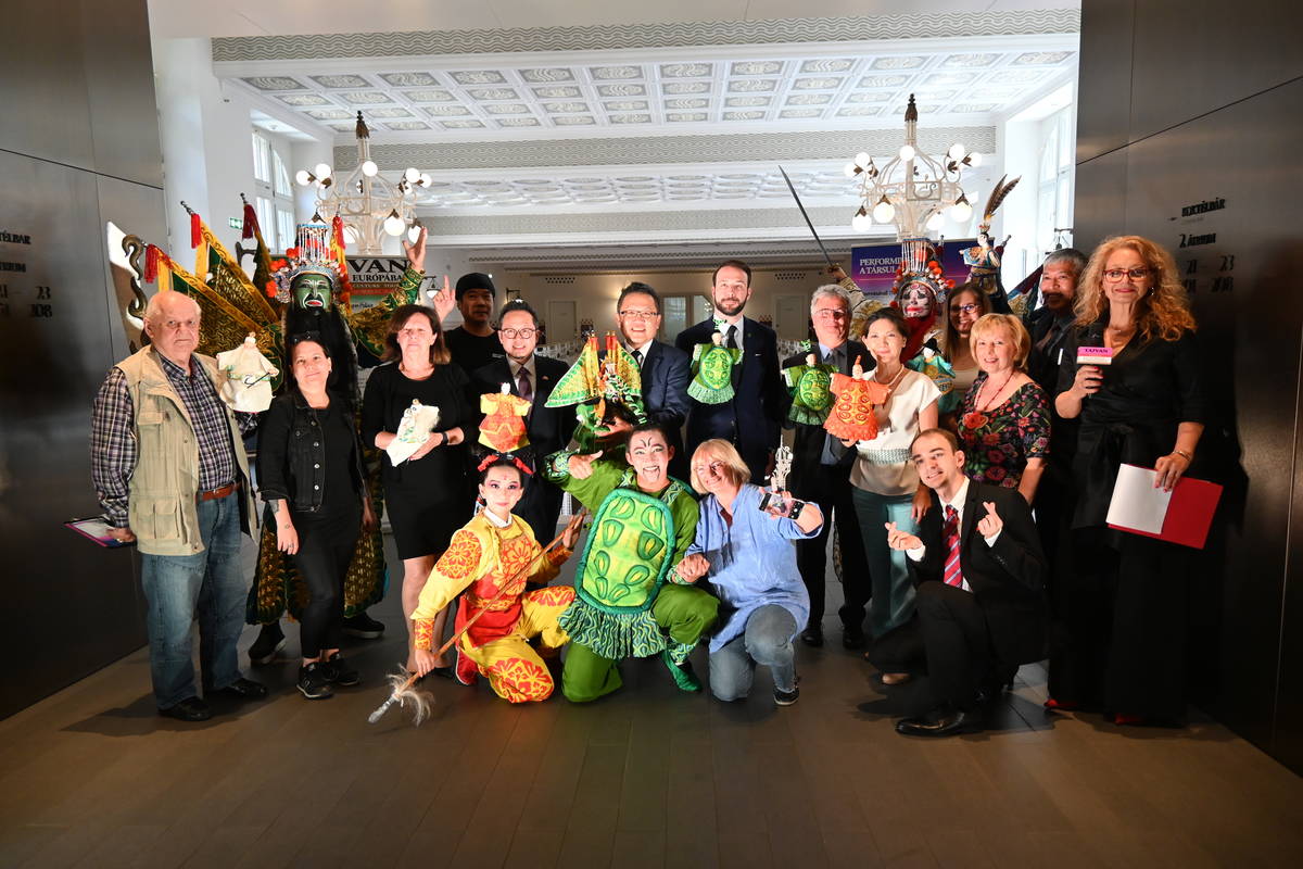 「台灣歐趴 文化遶境」藝術巡演在當地舉行記者會大合照 (文總提供)