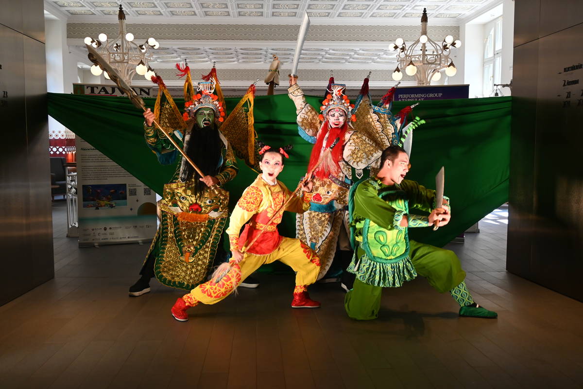 紙風車劇團小試身手的演出，並用匈牙利語演唱生日快樂歌，為布達佩斯建城150週年祝賀，都強力吸引在場匈媒的目光 (文總提供)