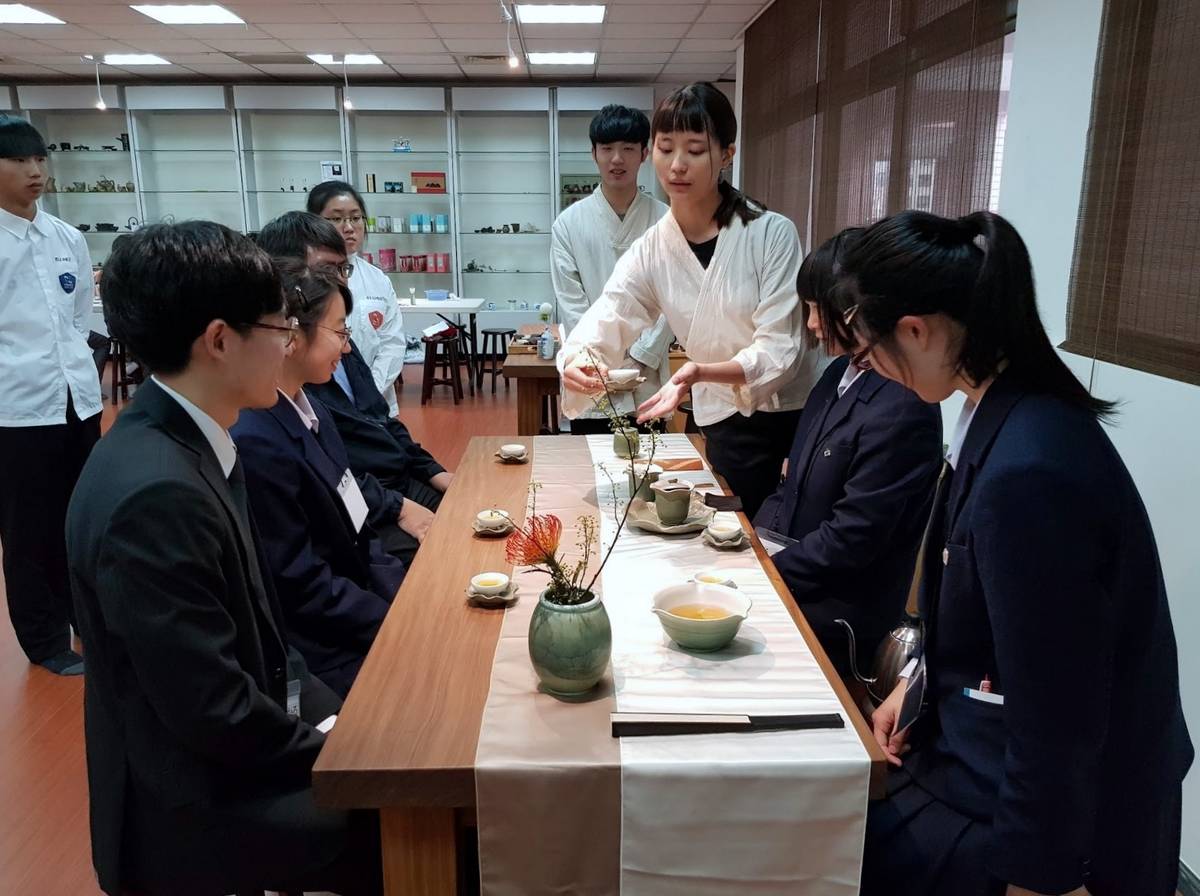 鶯歌工商設有全國唯一陶瓷茶席課程-製陶品茗(資料照)