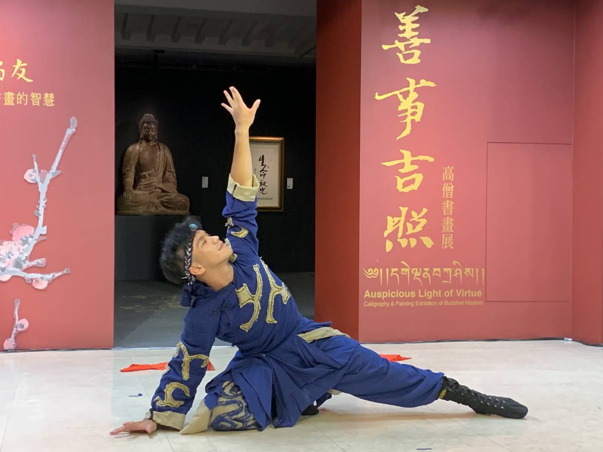 記者會上邀請臺灣舞者進行蒙藏舞蹈表演