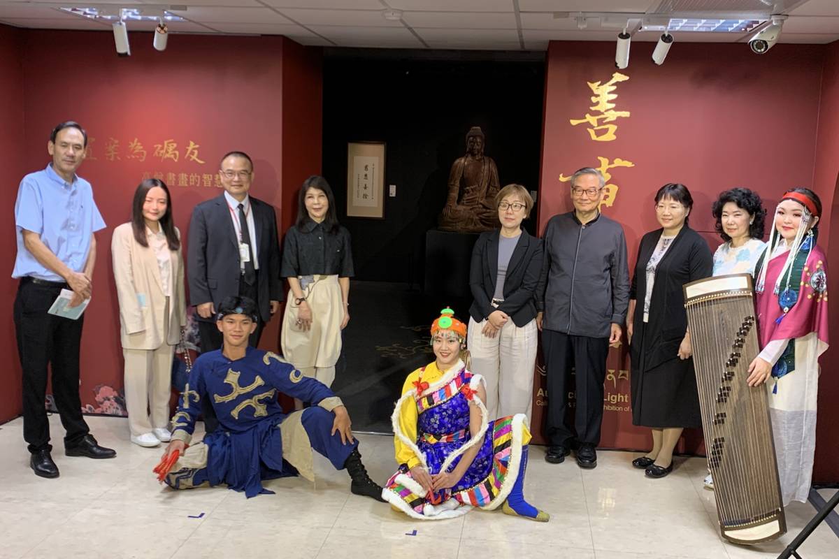 「善事吉照－高僧書畫展」展前記者會上文化部政務次長王時思(中右)與來賓們大合影