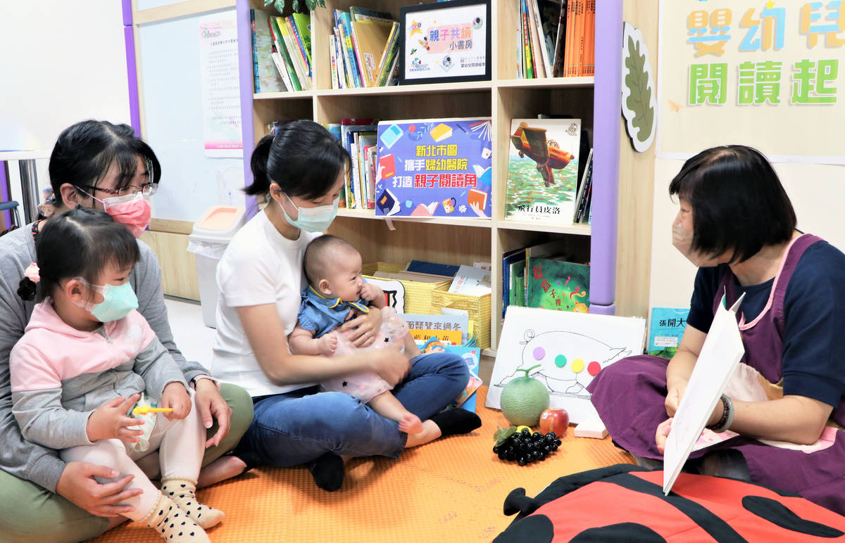 新北市圖攜手婦幼醫院打造親子閱讀角 寶寶候診享閱讀