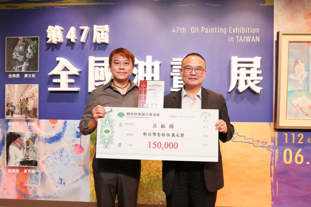 國立故宮博物院蕭宗煌院長(右)頒發銀牌獎予呂振揚