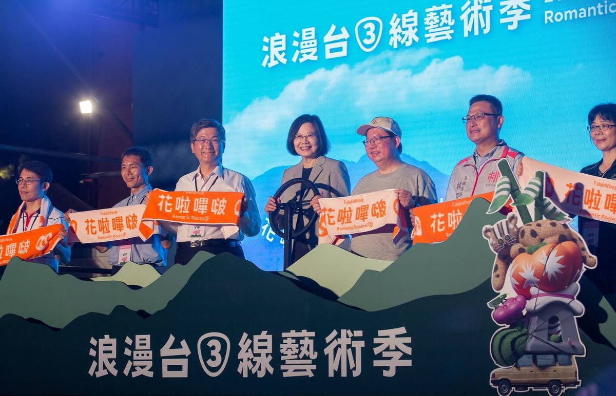總統與現場貴賓一同進行啟動儀式