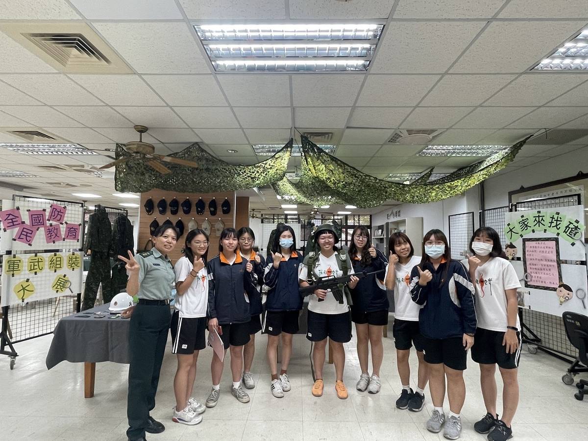 陳瑛怡(左一)舉辦軍武組裝大展，全校同學一起參與同樂.jpg