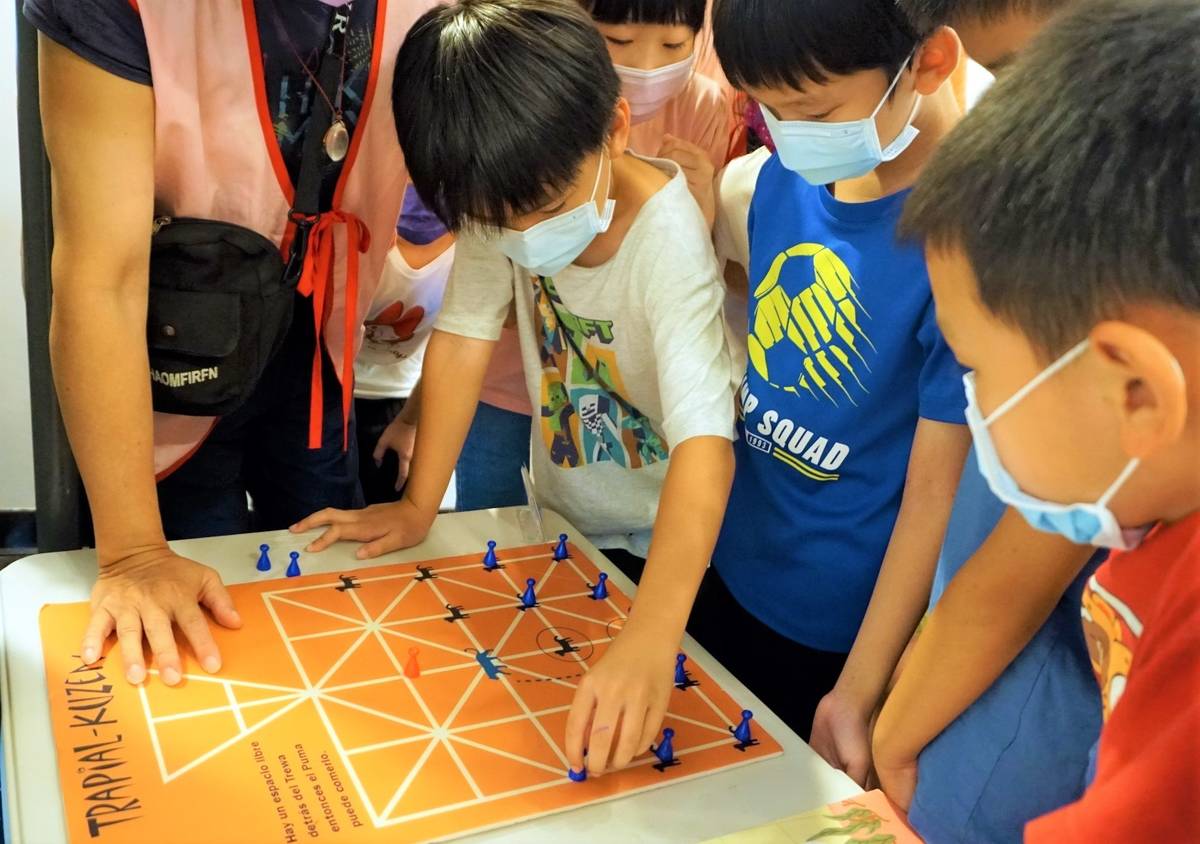 小朋友體驗阿根廷獵豹遊戲