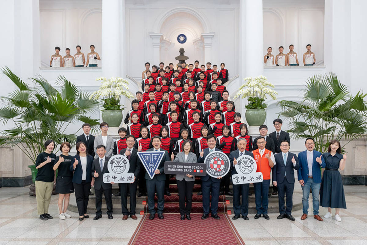 蔡英文總統(中)接見建中樂旗隊赴美國WAMSB世界盃行進樂隊大賽同學暨授旗儀式 (總統府提供)