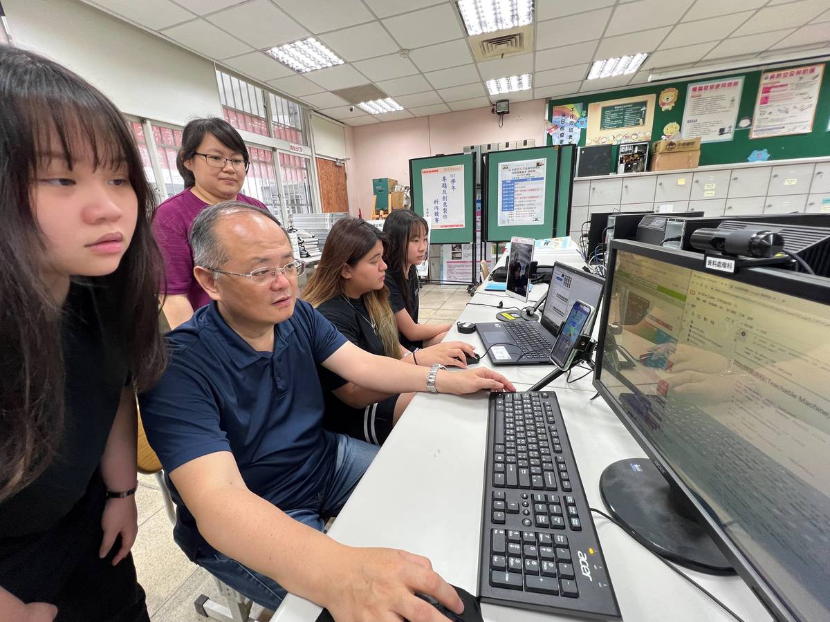 鶯歌工商指導老師吳燿宏與學生討論系統程式設計