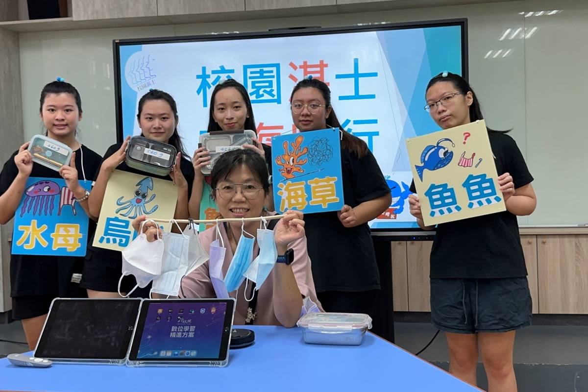 三重商工國際貿易科學生獲專題組第一名 由左至右為黃品臻、鄭羽絜、黃于庭、蔡芷妍、郭華蓁，前為指導老師余淑琴