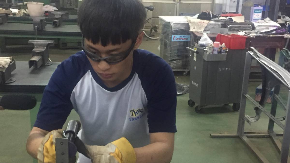 汽車板金金牌詹文睿工作照