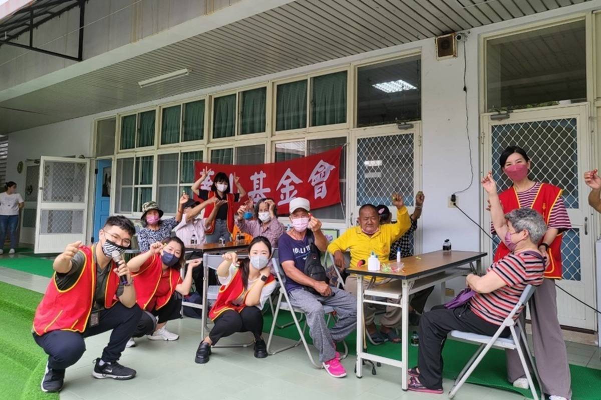 華山基金會臺東1站舉辦14周年感恩茶會，陪伴10位長輩同樂，回顧童年時光。