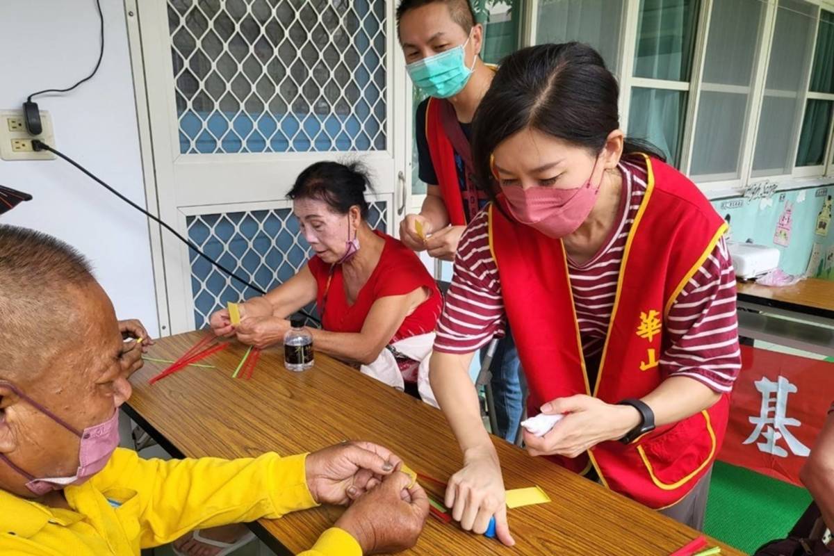 華山基金會臺東1站舉辦14周年感恩茶會，陪伴10位長輩同樂，回顧童年時光。