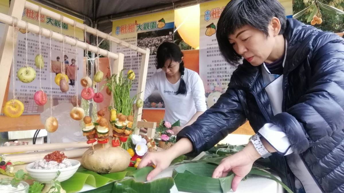 鄧玲如喜歡用在地的食材結合文化研發出不同的菜色(圖片來源：鄧玲如提供)