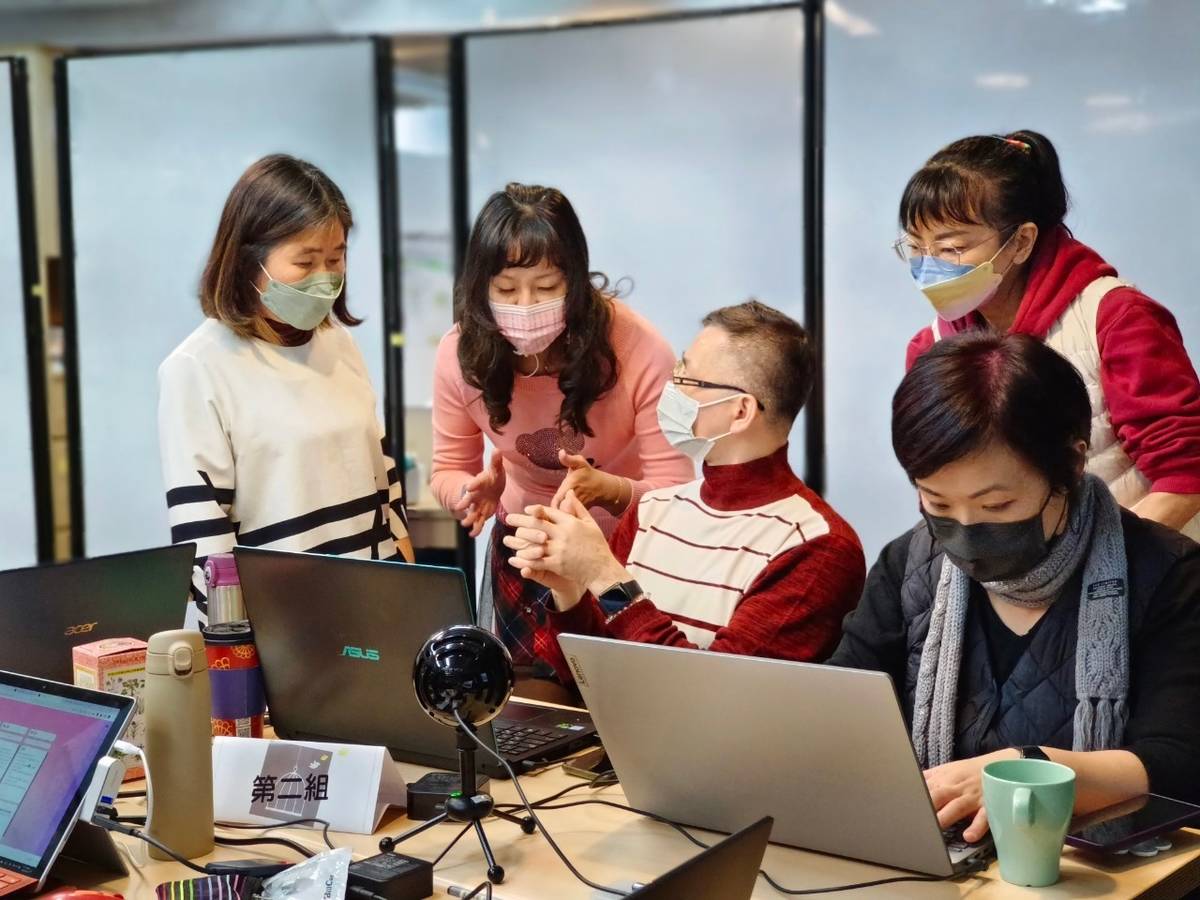 基隆市種子教師培訓，由核心教師從旁協助解惑，使課堂融入數位科技更得心應手