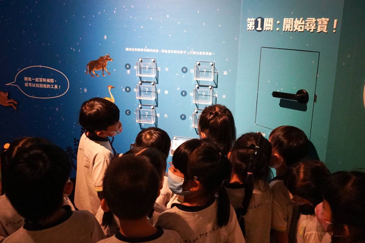 皮影戲館觀展互動。(高史博提供)