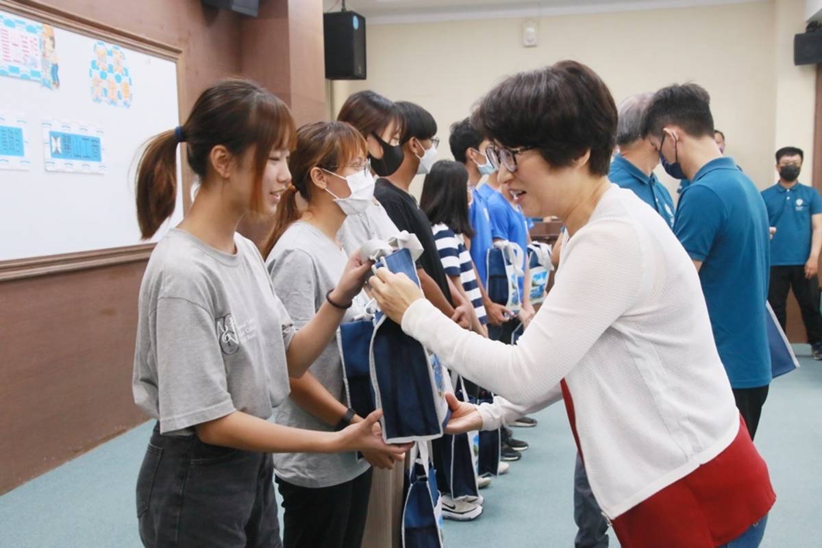 臺東縣長饒慶鈴贈送參與學生工讀禮包。