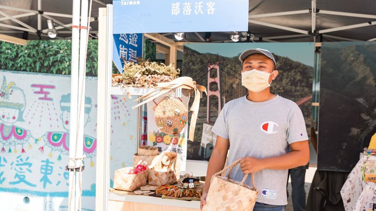 部落文化運用大地素材，將其利用，像是月桃編織等。