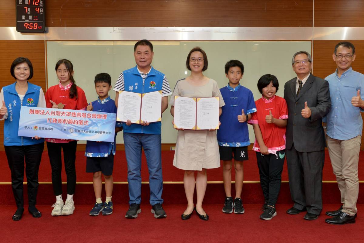 苗栗縣信德國小將轉型為公辦民營實驗小學簽約儀式.jpg